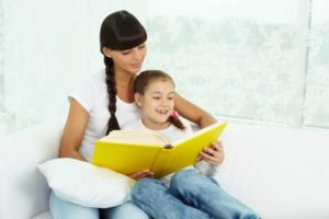 madre-e-hija-leyendo-juntas_1098-2464
